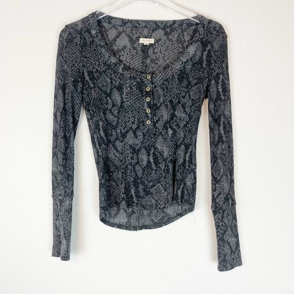 Pilcro Anthropologie Shirt Womens XXS Andie Ribbed Tissue Henley Thin Snakeprint - Picture 1 of 6